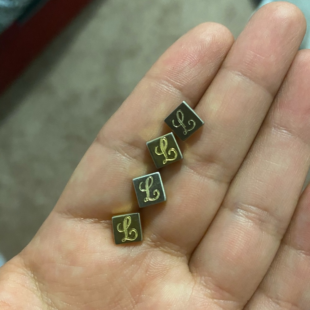 4 gold earrings with L